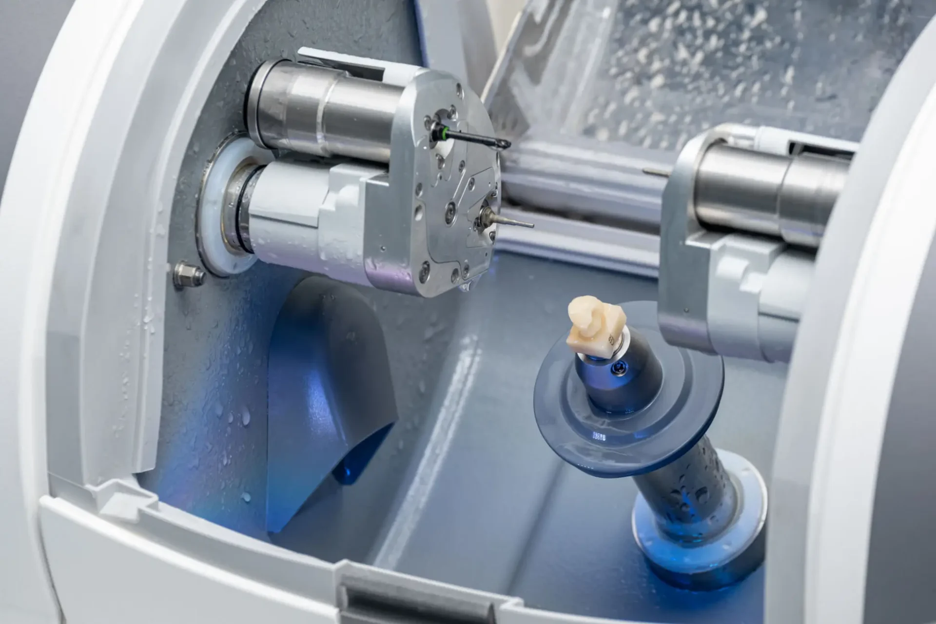 Dental milling machine with a tooth model.